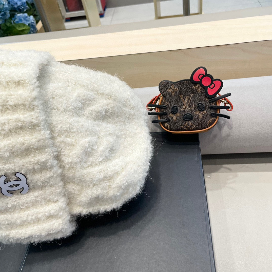 CHANEL BEANIE HAT IN WHITE WOOL 413328